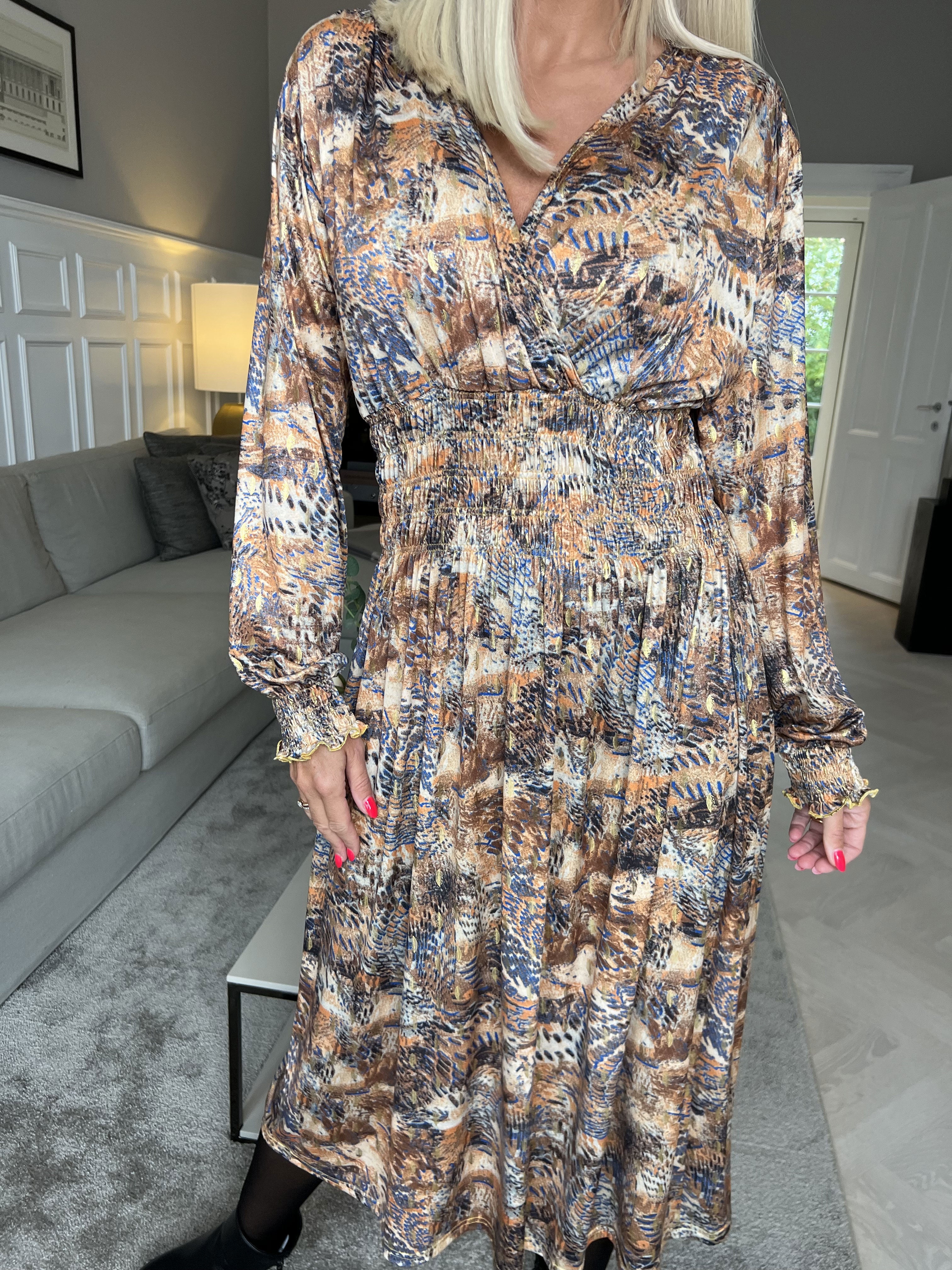 Pams Snake Midi L/S - Elastisk kjole i krølfrit stof med lange ærmer